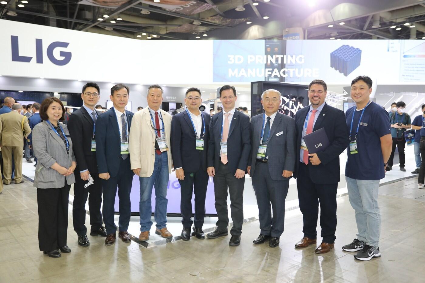 지난 23일, 경기도 일산 킨텍스에서 개최된 ‘DX-KOREA 2022’에서 LIG 구본상 회장(왼쪽 다섯번째)과 옵티시스 Janos Opra 대표이사(오른쪽 네번째), Ben Hollenbeck 글로벌 비즈니스 부사장(오른쪽 두번째) 주요 관계자들이 MOU를 체결한 뒤 LIG 부스에서 기념사진을 촬영하고 있다.(LIG넥스원 제공)