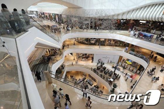 본문 이미지 - 추석 연휴 마지막 날인 12일 오후 경기 하남시 스타필드 하남에서 시민들이 쇼핑을 즐기고 있다. 2022.9.12/뉴스1 ⓒ News1 임세영 기자