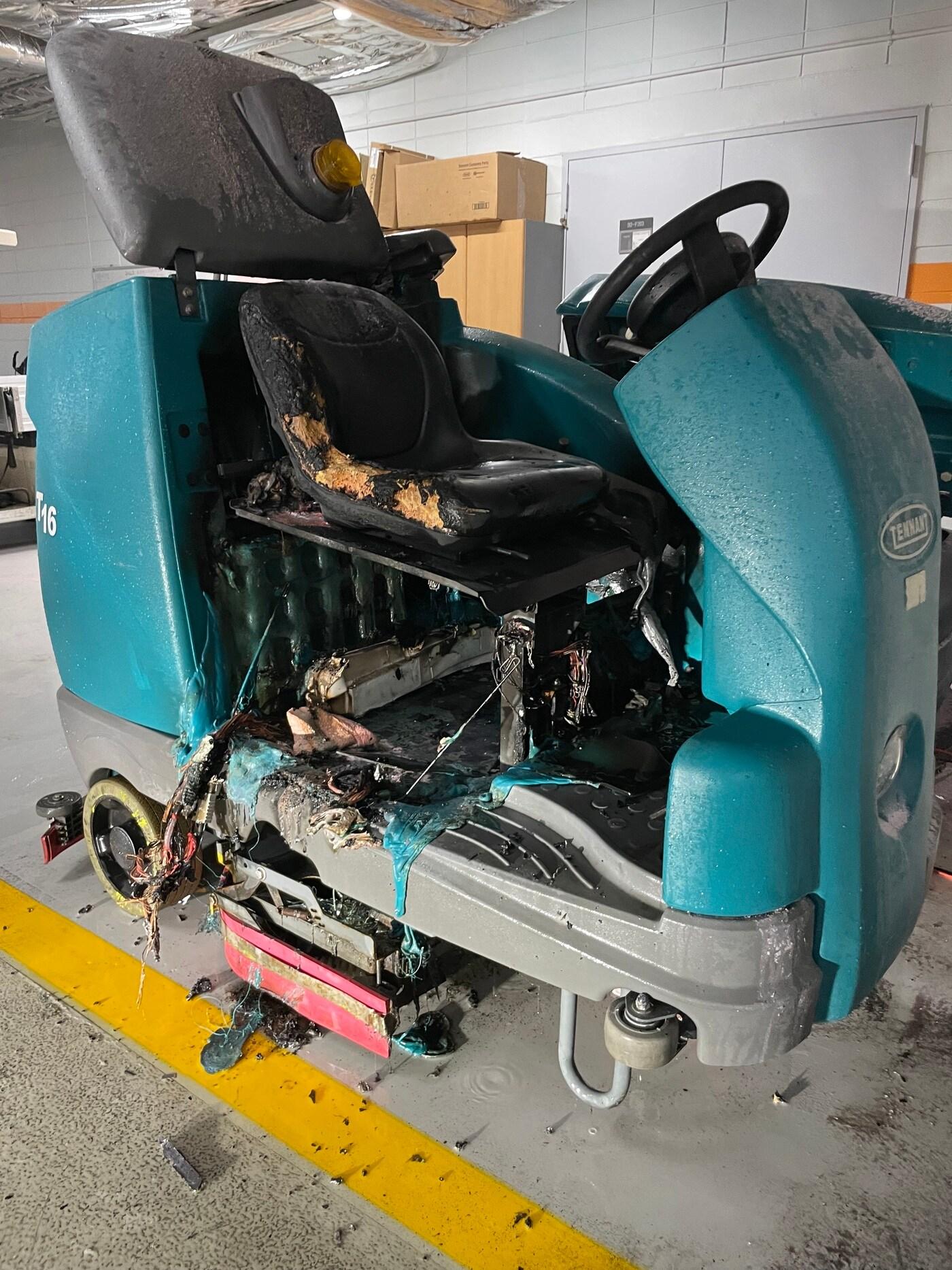 본문 이미지 - 강남구 삼성동 코엑스 전기 청소차 화재(서울 강남소방서 제공)