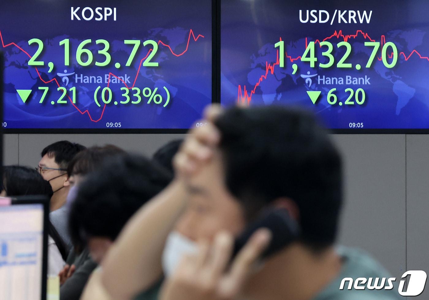 본문 이미지 - 30일 오전 서울 중구 하나은행 명동점 딜링룸에서 직원들이 업무를 보고 있다. 2022.9.30/뉴스1