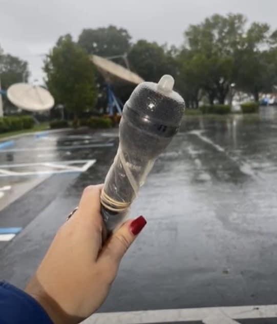 본문 이미지 - NBC 방송사 기자 카일라 갤러가 사용한 콘돔 씌운 마이크. (트위터)