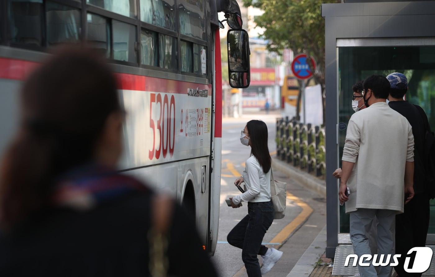 본문 이미지 - 30일 오전 경기 오산시의 한 버스정류장에서 시민들이 버스에 승차하고 있다. 2022.9.30/뉴스1 ⓒ News1 김영운 기자