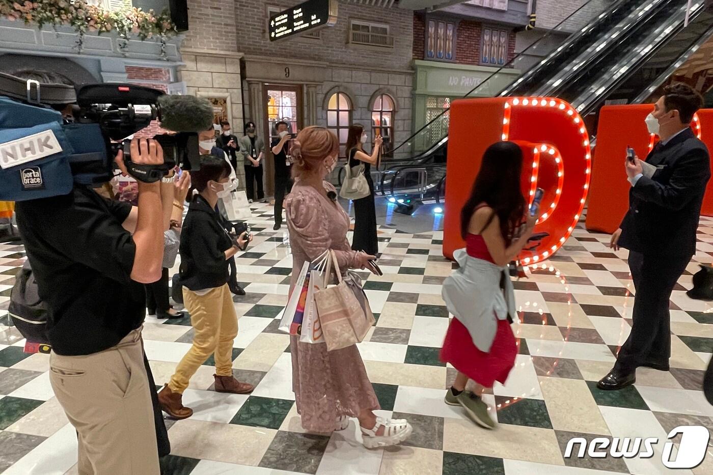 본문 이미지 - 지난 30일 대규모 일본 단체 관광객이 처음으로 제주 드림타워 복합리조트를 방문했다. 롯데관광개발은 지난 29일 일본 언론사, 여행사, 인플루언서 등 팸투어단 150명과 함께 카지노 VIP등 200여명이 제주 드림타워 복합리조트에서 2박 3일간의 제주여행을 시작했다고 30일 밝혔다. 사진은 일본 팸투어단 제주 드림타워 투어 모습. (롯데관광개발 제공) 2022.9.30/뉴스1