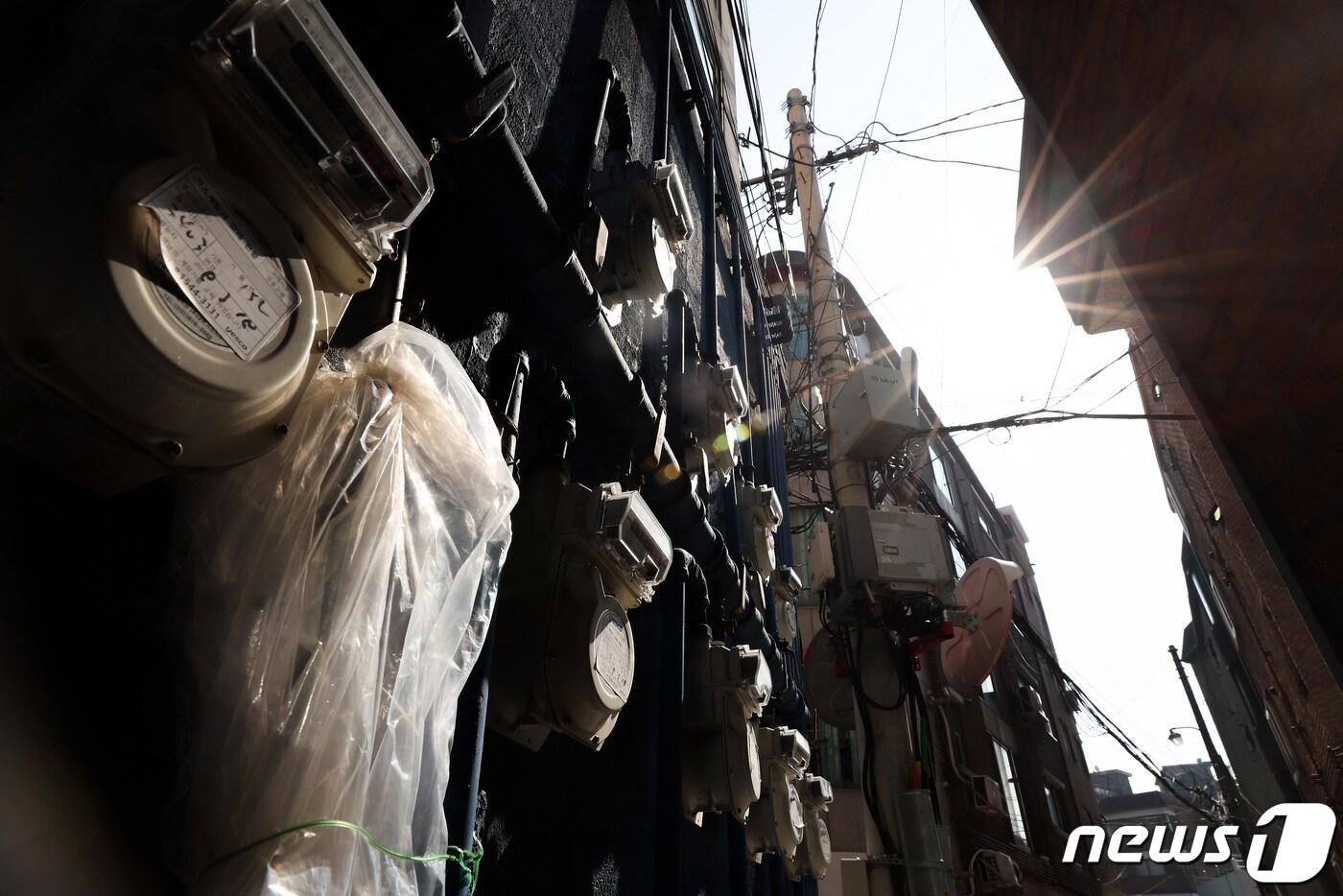 본문 이미지 - 30일 산업통상자원부는 오는 10월부터 전기 및 도시가스 요금을 인상한다고 밝혔다. 사진은 30일 서울 시내 주택가에 설치된 가스 계량기의 모습.(뉴스1DB)ⓒ News1 
