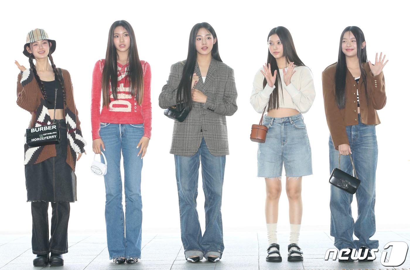 뉴진스(NewJeans)의 다니엘(왼쪽부터) 혜인, 민지, 해린, 하니가 30일 오전 인천국제공항에 도착해 사우디 아라비아 리야드로 출국하기 전 인사를 하고 있다. 2022.9.30/뉴스1 ⓒ News1 권현진 기자