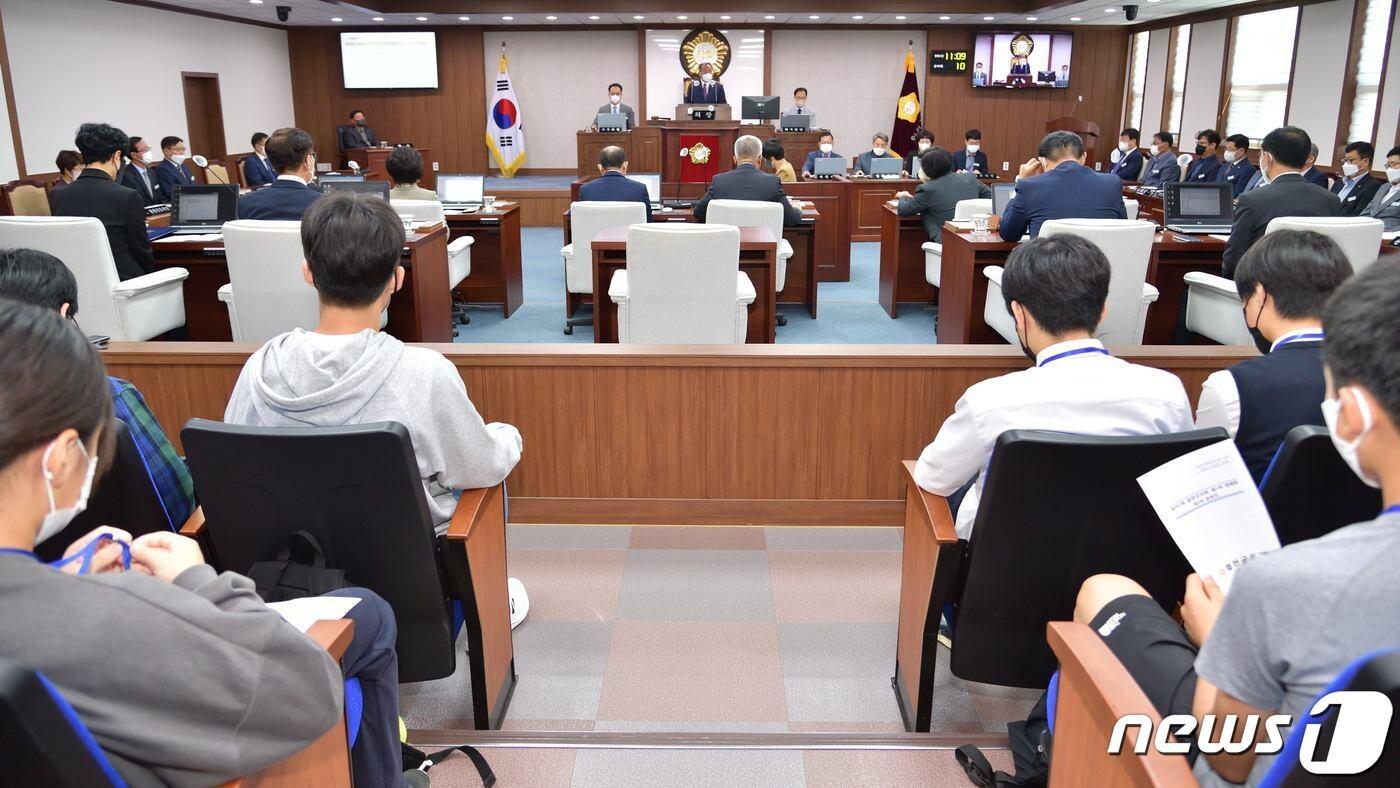 본문 이미지 - 합천군의회 제267회 제1차 정례회를 조삼술 의장이 폐회하고 있다(합천군의회 제공)