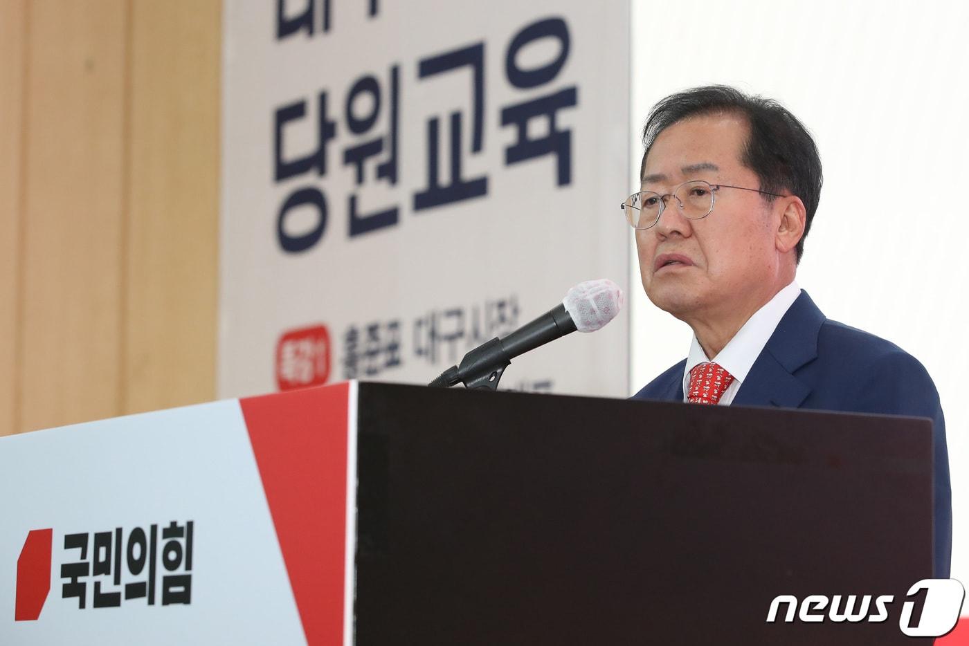 본문 이미지 - 홍준표 대구시장이 지난달 30일 오후 대구 북구 엑스코에서 열린 국민의힘 대구시당 당원교육에 참석해 '대구의 영광을 되찾자'라는 주제로 특강을 하고 있다. ⓒ News1 공정식 기자