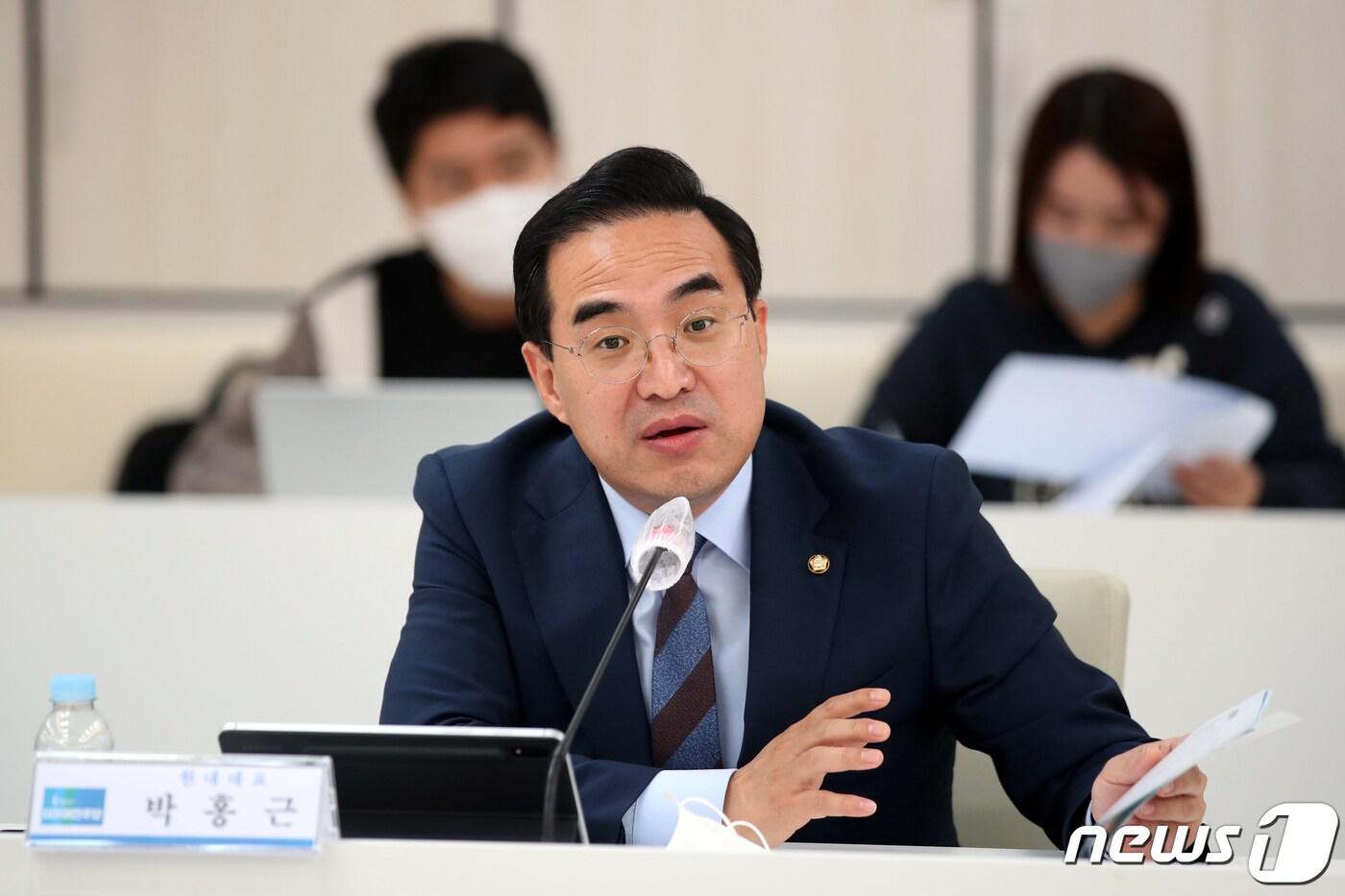 본문 이미지 - 박홍근 더불어민주당 원내대표가 30일 오후 광주 서구 광주시청 3층 중회의실에 열린 '2022 더불어민주당-광주광역시 예산정책협의회'에서 발언하고 있다. 2022.9.30/뉴스1 ⓒ News1 정다움 기자