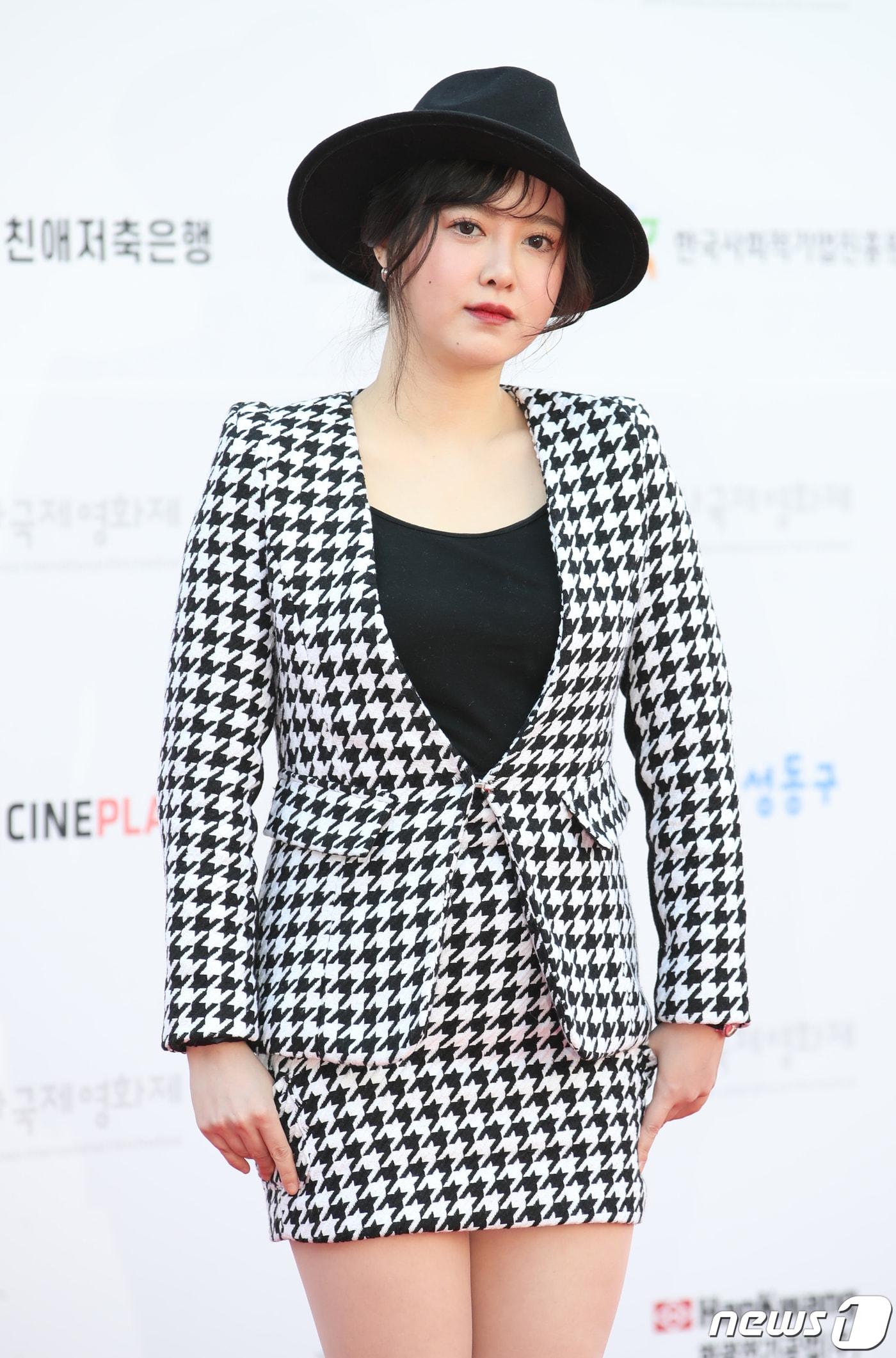 본문 이미지 - 배우 겸 감독 구혜선이 30일 서울 성동구 소월아트홀에서 열린 제27회 '춘사국제영화제' 레드 카펫 행사에서 포즈를 취하고 있다. 2022.9.30/뉴스1 ⓒ News1 권현진 기자