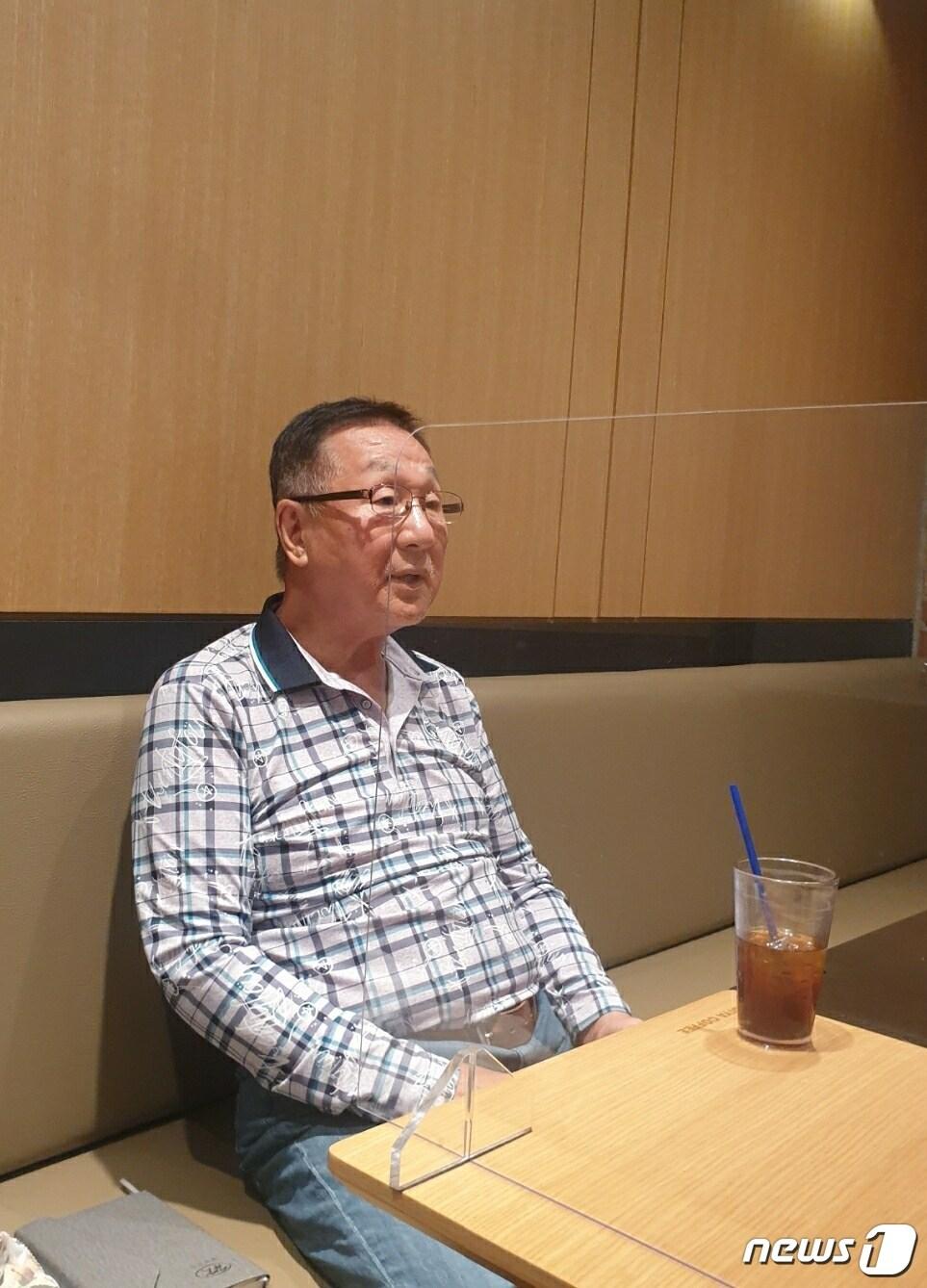 본문 이미지 - 선감학원 피해자 안영화씨(70)가 인천 광역시 한 카페에서 지난 28일 자신이 경험했던 일들을 이야기 하고 있다.ⓒ 뉴스1