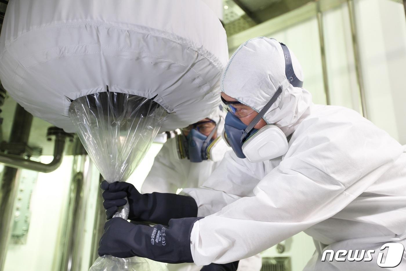 SK바이오텍 관계자가 세종공장에서 생산된 최종 제품을 포장하고 있다