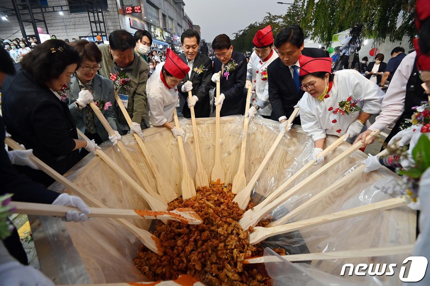 본문 이미지 - 30일 오후 경기 수원시 팔달구 통닭거리 일원에서 열린 '2022 수원 통닭거리 축제, 통닭에 빠지다'에서 내빈들이 닭강정 비빔 퍼포먼스를 하고 있다. (중부일보 제공) 2022.9.30 ⓒ 뉴스1 김영운 기자