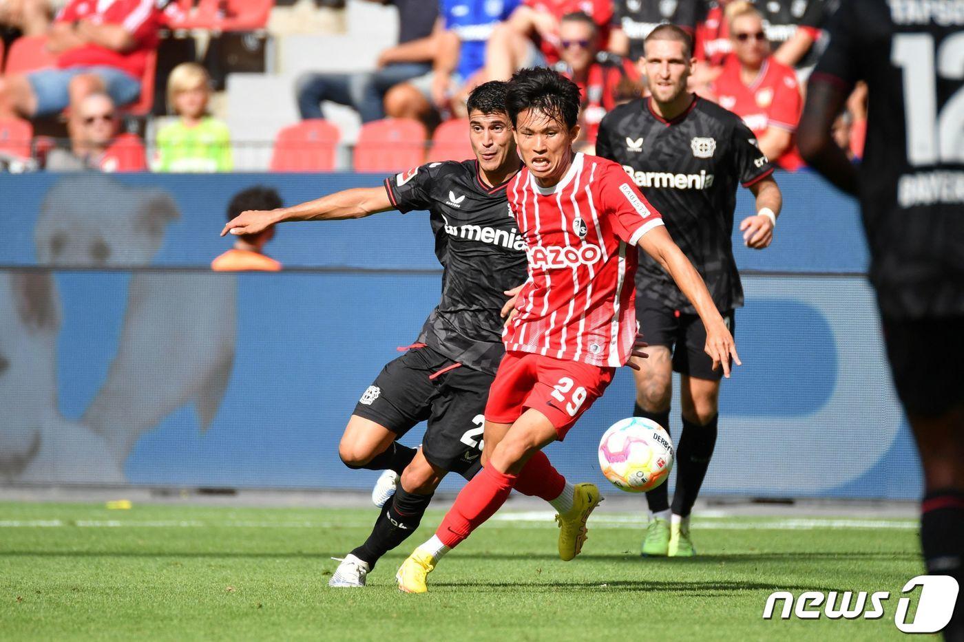 프라이부르크의 정우영(가운데)ⓒ AFP=뉴스1