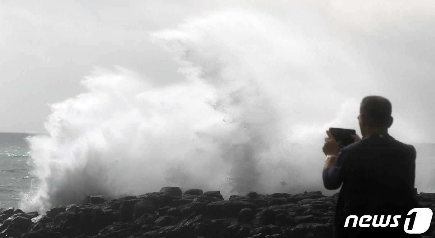 제주 서귀포시 안덕면 사계리 해안에 높은 파도가 치고 있다(뉴스1DB)ⓒ News1 고동명 기자