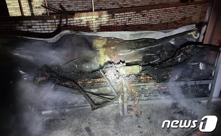 본문 이미지 - 세종시 금남면 신촌리의 한 공유전동킥보드 충전창고에서 화재가 발생했다. (세종특별자치시 소방본부 제공)ⓒ 뉴스1