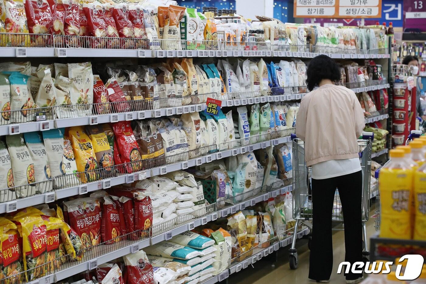 본문 이미지 - 서울 시내의 한 대형마트에서 시민들이 장을 보고 있다.  ⓒ News1 임세영 기자