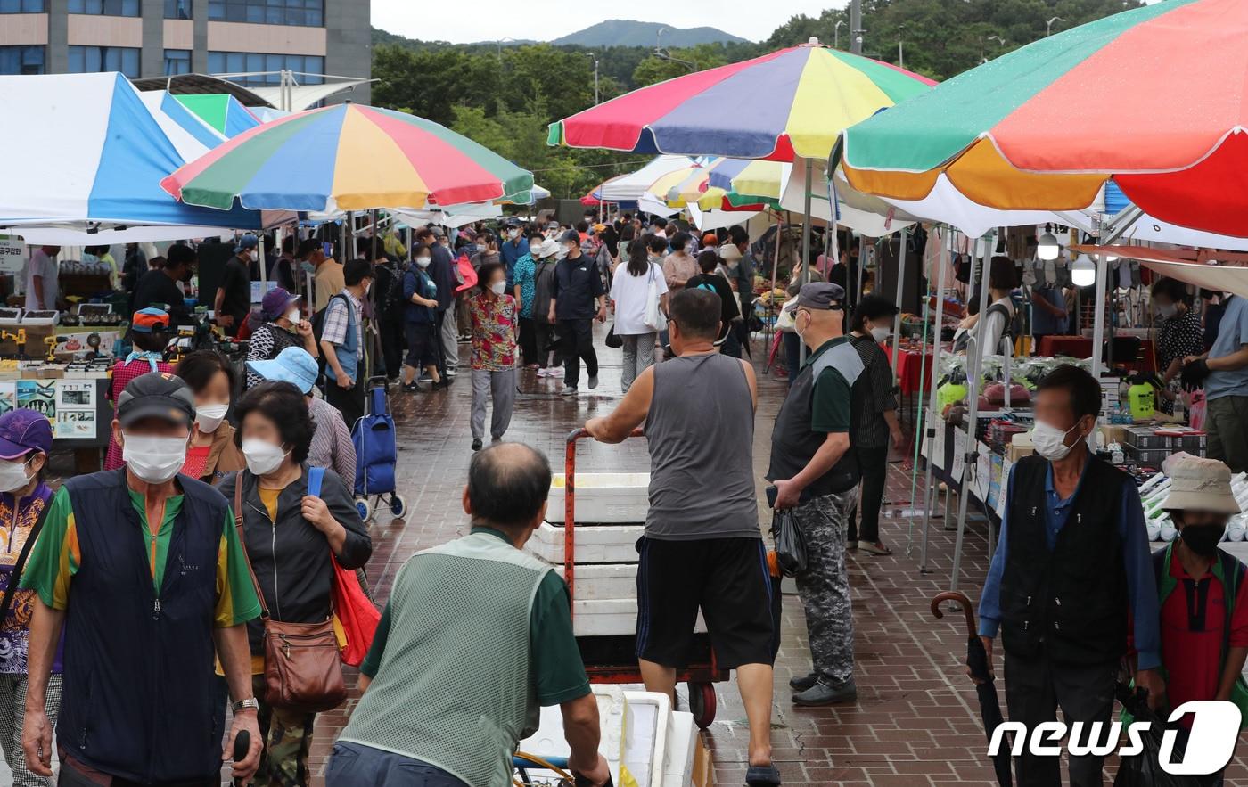본문 이미지 - 추석 명절을 닷새 앞둔 4일 경기도 성남시 모란민속5일장을 방문한 시민들로 붐비고 있다. 2022.9.4/뉴스1 ⓒ News1 박세연 기자