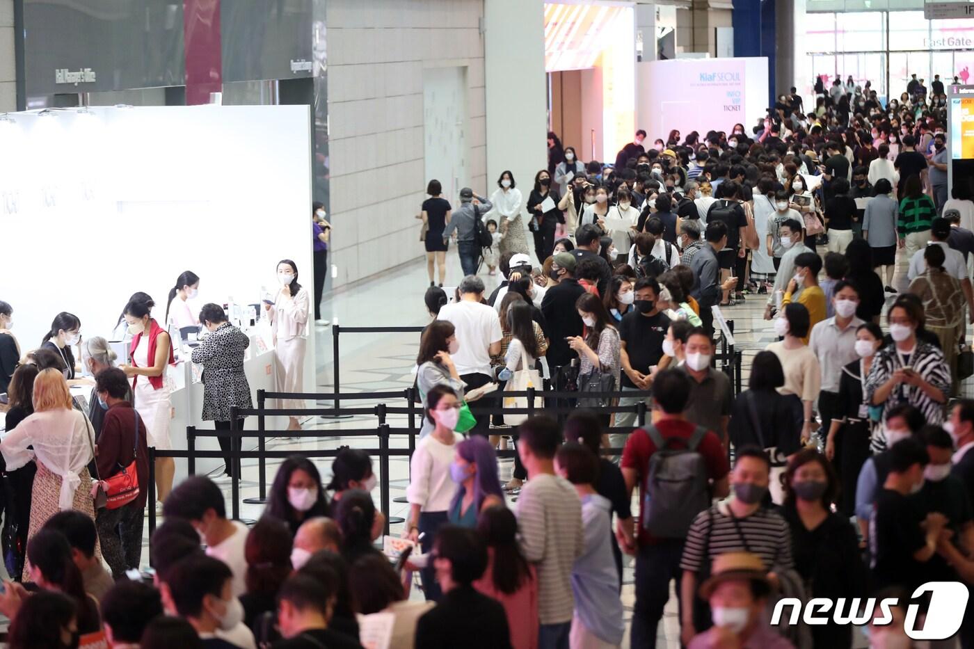 본문 이미지 - 지난 4일 서울 강남구 코엑스에서 열린 '키아프 서울'에서 관람객들이 입장을 위해 줄 지어 대기하고 있다. 세계적 아트페어(미술장터) 주관사인 프리즈가 아시아 최초로 한국에서 개최힌 '프리즈 서울'과 국내 최대 아트페어 '키아프 서울'이 코엑스에서 열렸다. /뉴스1 ⓒ News1 황기선 기자