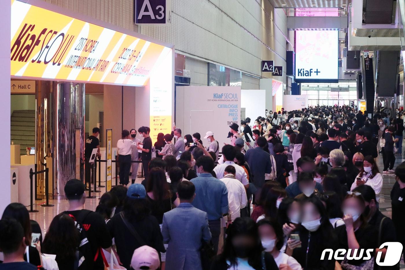 본문 이미지 - 2022년 9월4일 서울 강남구 코엑스에서 열린 '키아프 서울'에서 관람객들이 입장을 위해 줄 지어 대기하고 있다. 2022.9.4/뉴스1 ⓒ News1 황기선 기자