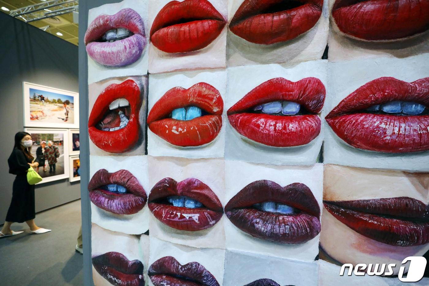 서울 강남구 코엑스에서 열린 &#39;프리즈 서울&#39;에서 관람객들이 작품들을 살펴보고 있다. 2022.9.4/뉴스1 ⓒ News1 황기선 기자