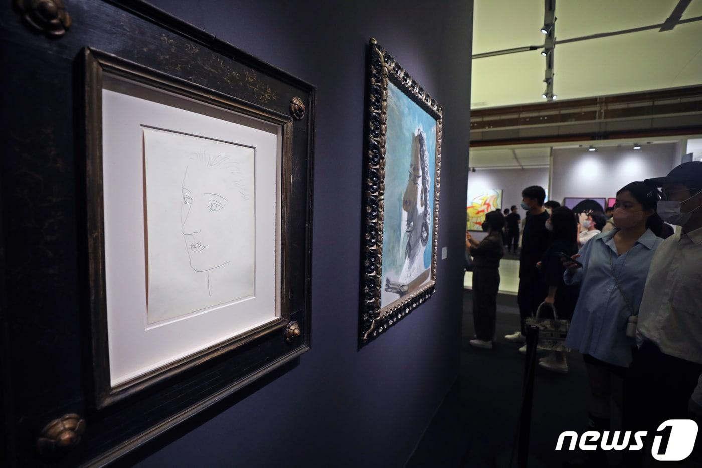 본문 이미지 - 지난해 9월4일 서울 강남구 코엑스에서 열린 '프리즈 서울'에서 관람객들이 파블로 피카소의 작품들을 살펴보는 모습. 2022.9.4/뉴스1 ⓒ News1 황기선 기자