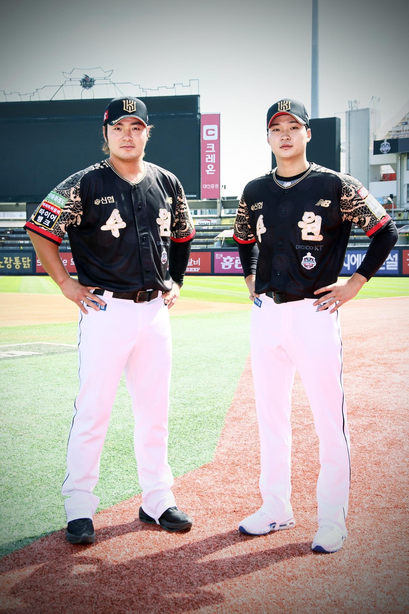 본문 이미지 - KT 위즈가 6번째 정조대왕 유니폼을 출시했다.(KT 위즈 제공)