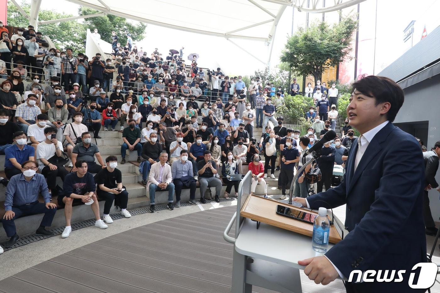 이준석 전 국민의힘 대표가 4일 오후 대구 중구 김광석길 콘서트홀에서 열린 기자회견에 참석해 발언하고 있다. 2022.9.4/뉴스1 ⓒ News1 공정식 기자