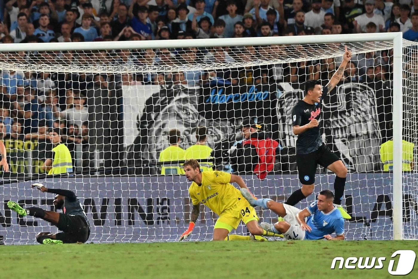 나폴리 수비수 김민재가 3일(현지시간) 이탈리아 로마의 스타디오 올림피코에서 열린 2022~23 이탈리아 프로축구 세리에A 5라운드 라치오와의 경기 전반 38분 동점 골을 넣은 후 환호하고 있다. ⓒ AFP=뉴스1 