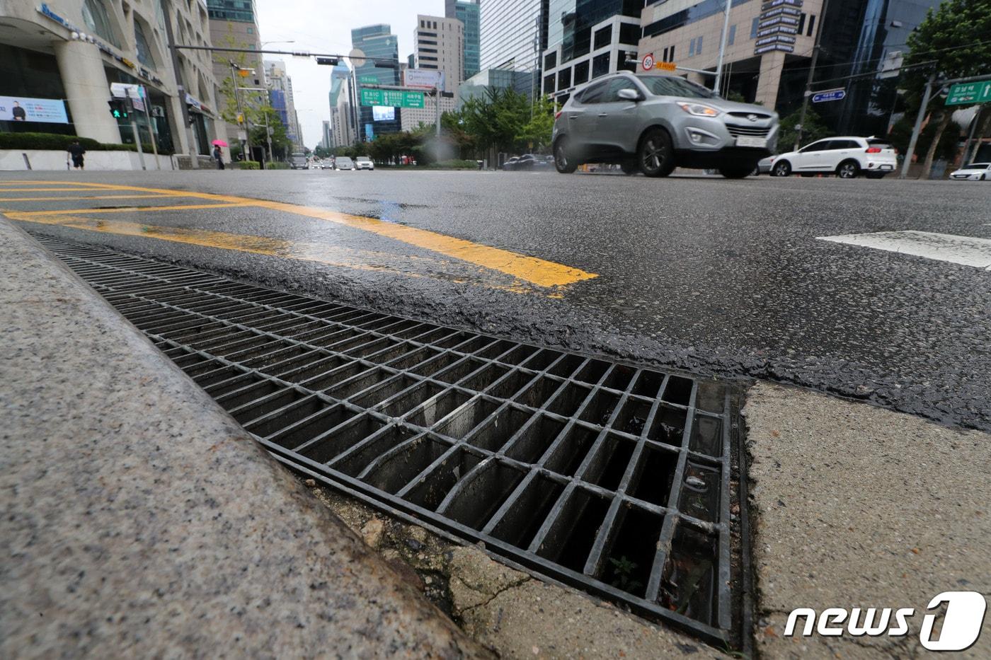 본문 이미지 - 서울 서초구 진흥아파트 앞 서초대로 빗물받이에 빗물이 모이고 있다. 2022.9.4/뉴스1 ⓒ News1 박세연 기자