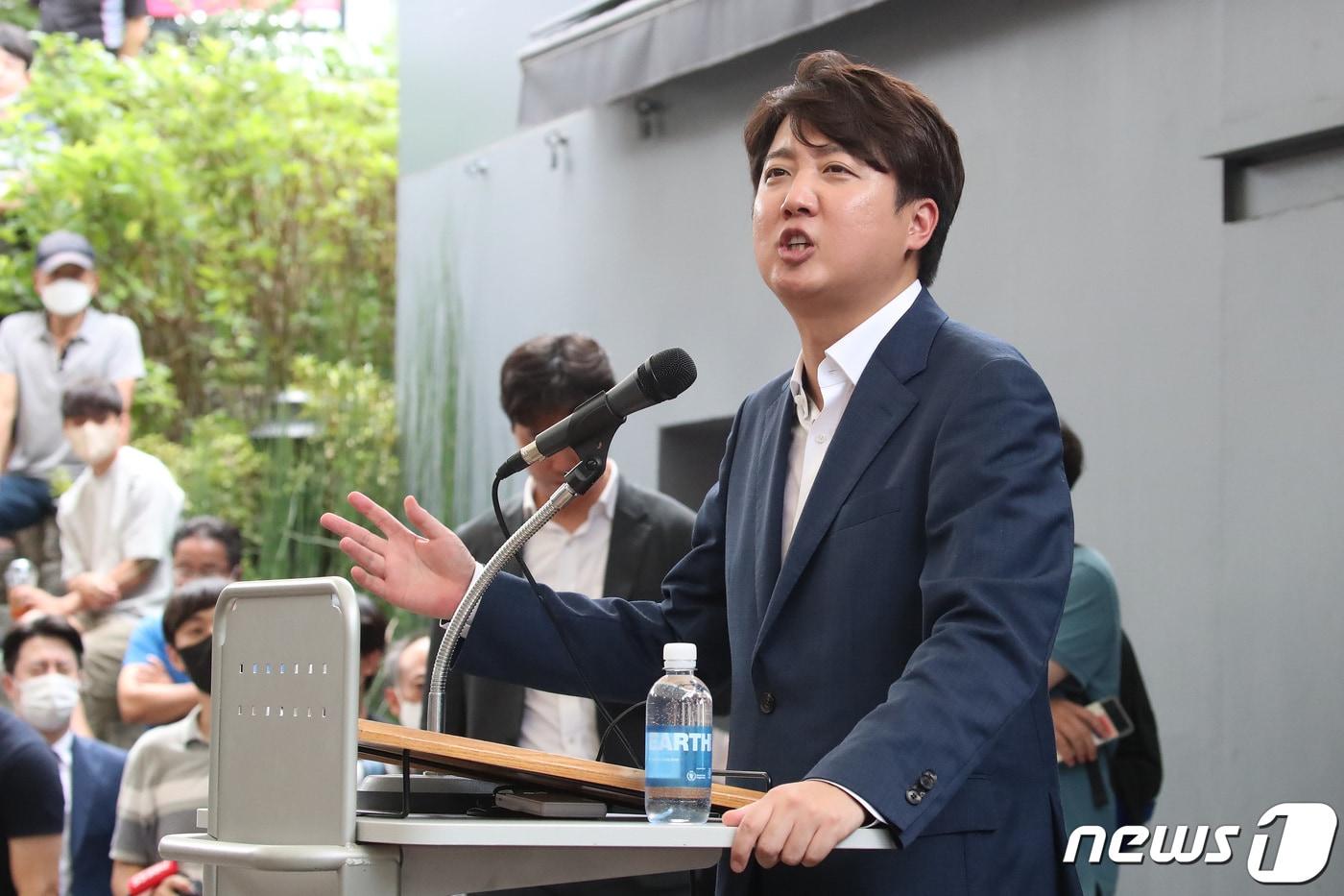 본문 이미지 - 이준석 전 국민의힘 대표가 4일 오후 대구 중구 김광석길 콘서트홀에서 가진 기자회견에서 발언하고 있다. 2022.9.4/뉴스1 ⓒ News1 공정식 기자