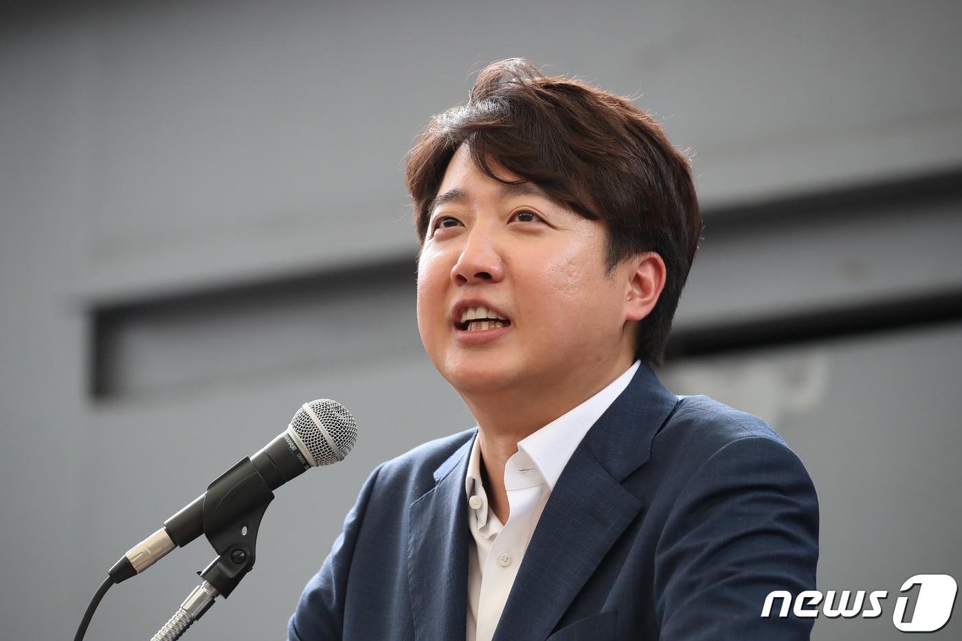 본문 이미지 - 이준석 전 국민의힘 대표가 4일 오후 대구 중구 김광석길 콘서트홀에서 가진 기자회견에서 발언하고 있다. 2022.9.4/뉴스1 ⓒ News1 공정식 기자