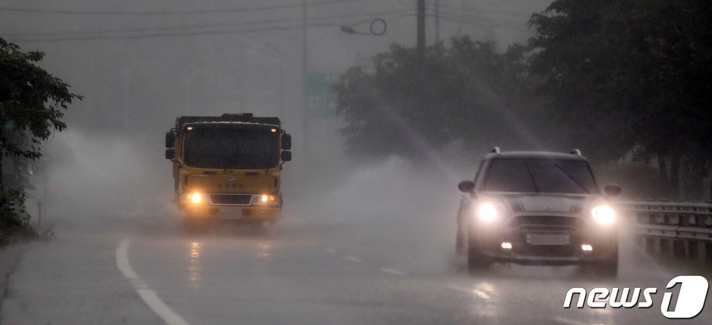 제11호 태풍 &#39;힌남노&#39;가 점차 북상하고 있는 4일 제주 서귀포시 남원읍 표선면 한 도로에서 차량들이 물보라를 일으키며 달리고 있다. 2022.9.4/뉴스1 ⓒ News1 고동명 기자