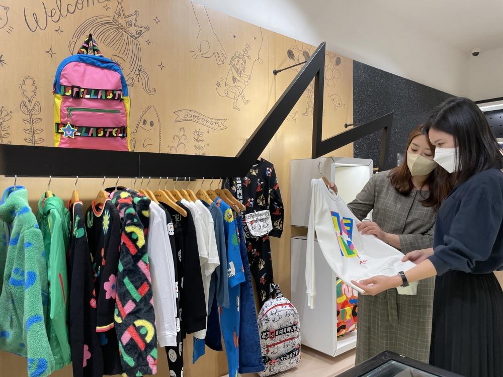 본문 이미지 - 고객이 아동옷을 고르고 있다.(신세계백화점 제공) 