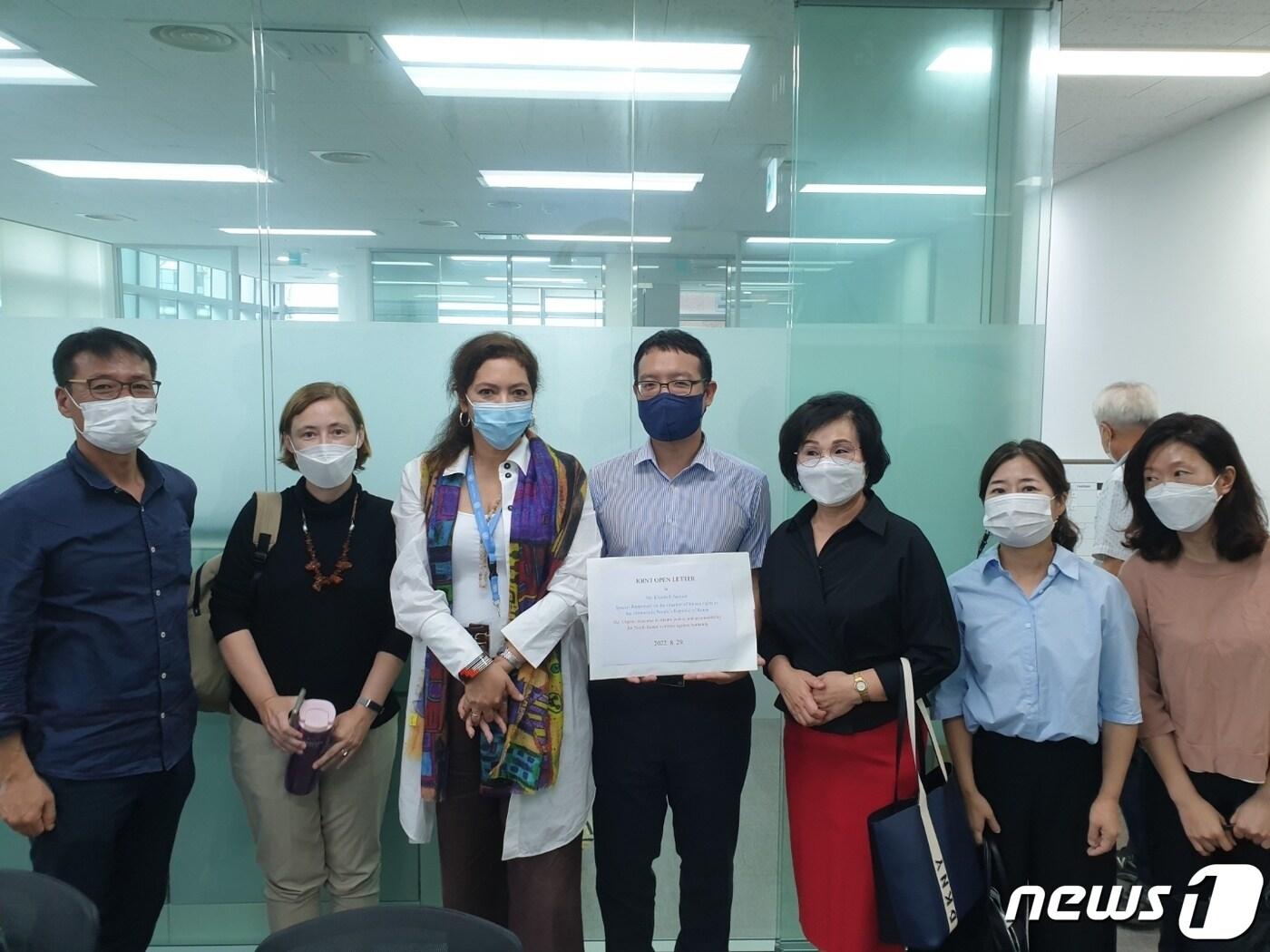 본문 이미지 -  엘리자베스 살몬 유엔 북한인권특별보고관(왼쪽에서 세 번째)이 지난달 29일 서울유엔인권사무소에서 전환기정의워킹그룹(TJWG)과 1969년 KAL기납치피해자가족회, 6·25 국군포로가족회, 물망초, 6·25전쟁남북인사가족협의회, 베트남전 국군포로 안학수 하사의 동생인 안용수 목사 등과 면담했다. (전환기정의워킹그룹 제공)
