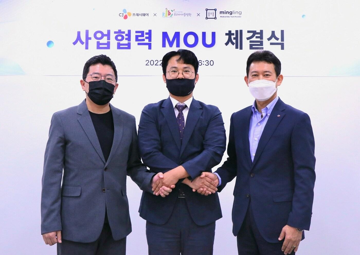  지난 2일, 서울시 성북구에 위치한 우리아이들병원에서 정성필 CJ프레시웨이 대표이사(오른쪽)와 우리아이들병원 정성관 이사장(왼쪽), 밍글링 전창열 대표이사(가운데)가 업무협약 체결 후 기념촬영을 하고 있다.(CJ프레시웨이 제공)