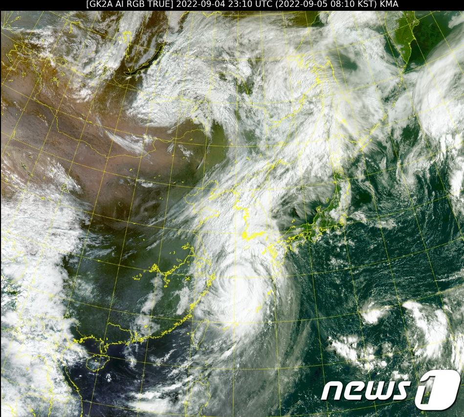 본문 이미지 - 제11호 태풍 힌남노가 강한 세력을 유지하며 북상하고 있는 가운데 천리안위성 2A호가 촬영한 5일 오전 8시 10분께 태풍의 모습.&#40;국가기상위성센터 영상 캡처&#41; 2022.9.5/뉴스1