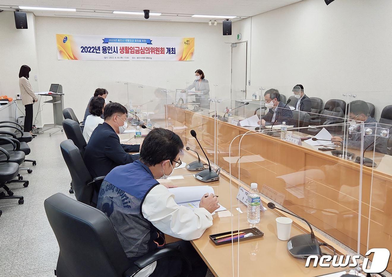 본문 이미지 - 용인시 생활임금위원회가 내년도 생활임금액을 논의하고 있는 모습.(용인시 제공)