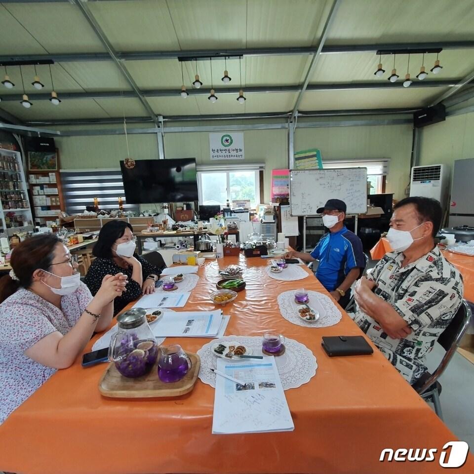 본문 이미지 - 5일 충북 음성군은 2022 관광두레 공모사업에 지역 주민사업체 2곳이 추가 선정됐다고 밝혔다. 사진은 꽃차를 주제로 관광콘텐츠를 개발에 도전하는 '꽃다향' 주민사업체.(음성군 제공)2022.9.5/뉴스1