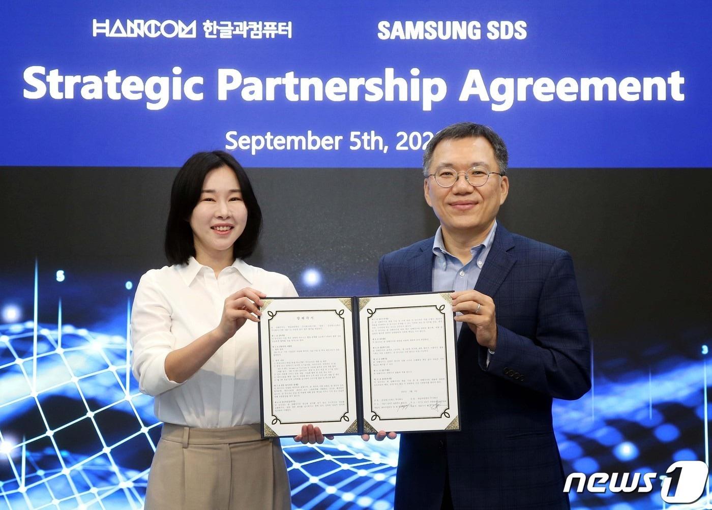 본문 이미지 - 5일 삼성SDS 본사에서 열린 업무협약식에서 김연수 한글과컴퓨터 대표(사진 왼쪽)와 양재영 삼성SDS RPA사업팀장(상무)이 기념촬영을 하고 있다. (사진제공=한글과컴퓨터)