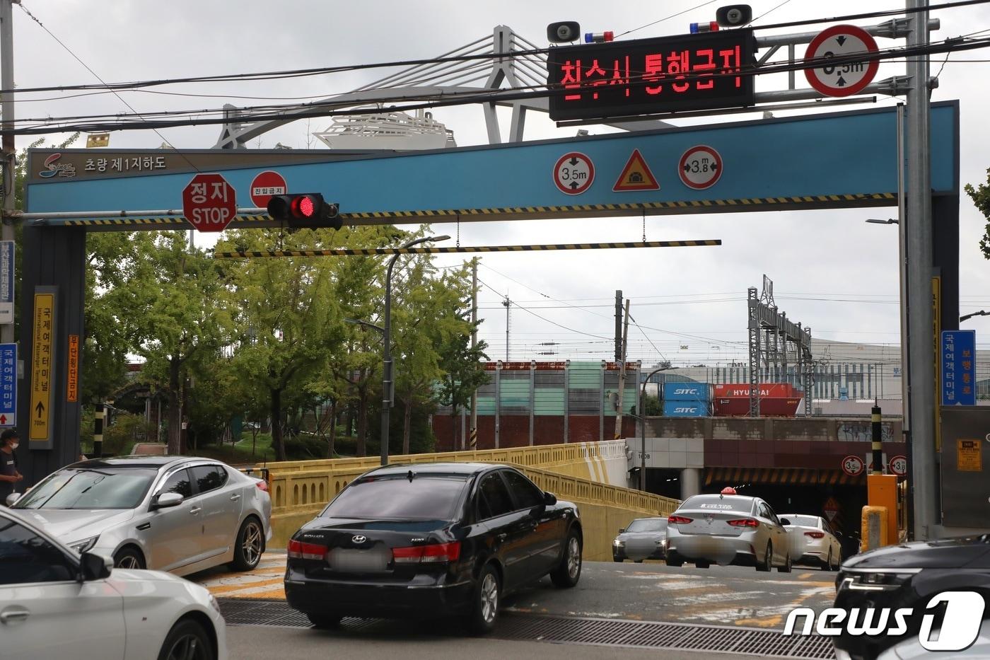 본문 이미지 - 2년 전 집중호우로 운전자 등 3명이 숨진 부산 동구 초량지하차도 현장. 4일 태풍 상륙을 앞두고 차들이 지하차도를 통해 이동하고 있다.2022.9.4/뉴스1 노경민 기자