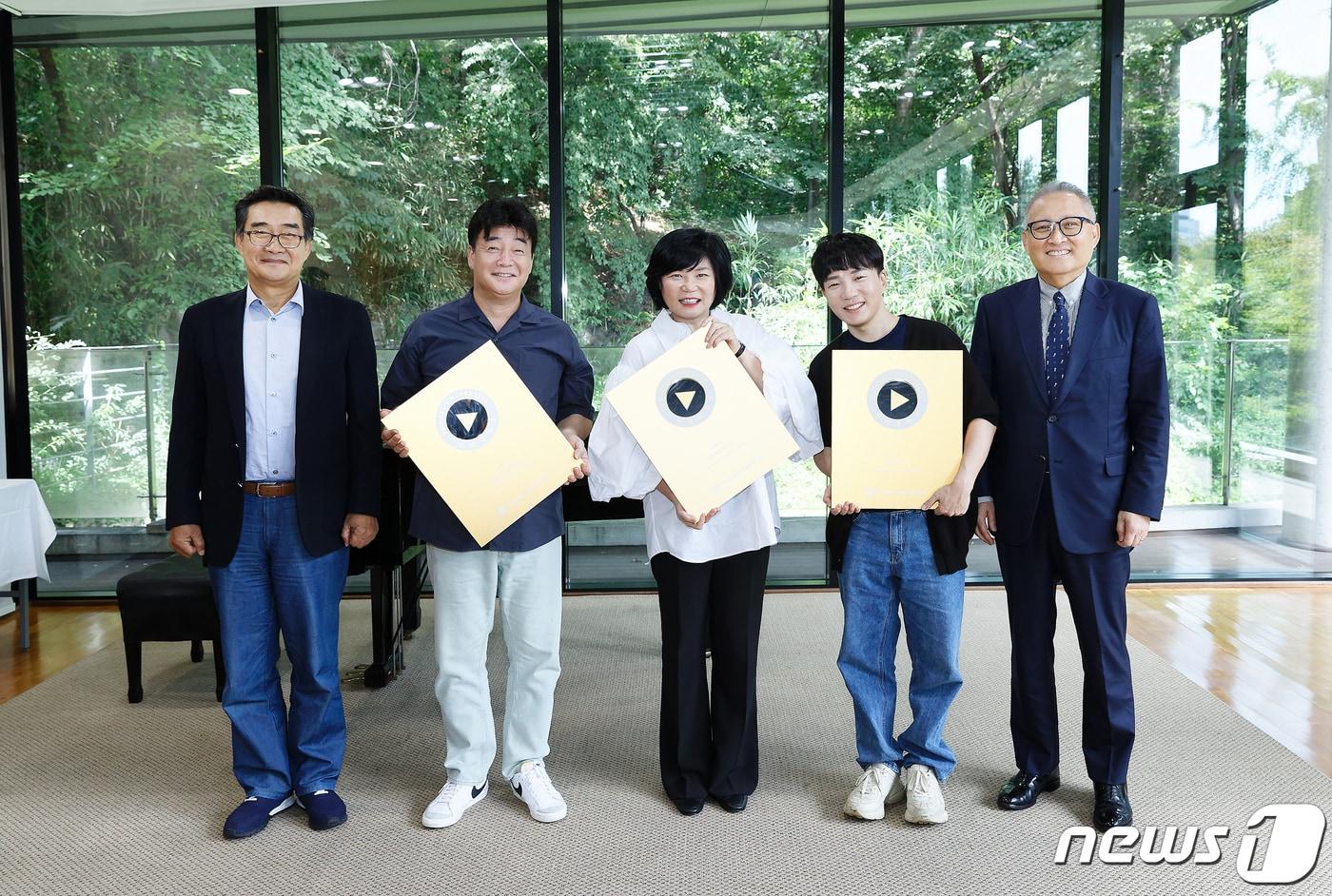 왼쪽부터 연세대 유경선 총동문회장, 백종원 동문, 김미경 동문, 나희선 동문, 연세대 김동훈 행정·대외부총장. (연세대 제공)