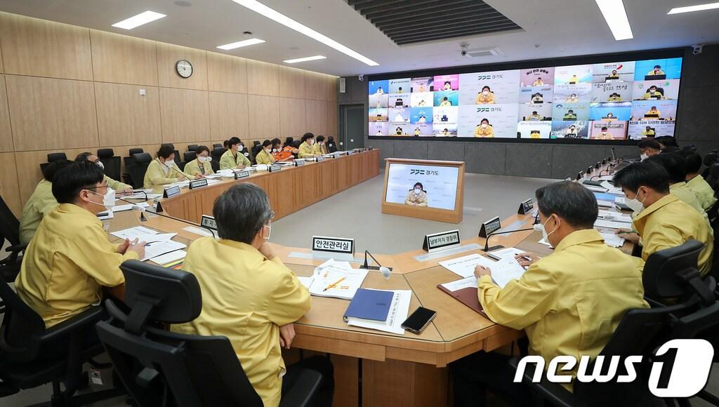 본문 이미지 - 5일 오전 경기도청 재난안전상황실에서 오병권 행정1부지사와 시·군 부단체장, 관련 실국장 등이 참석한 가운데 태풍 힌남노 대비 점검 및 추석 종합대책 관련 도-시군 부단체장 영상회의가 열리고 있다.(경기도 제공)/