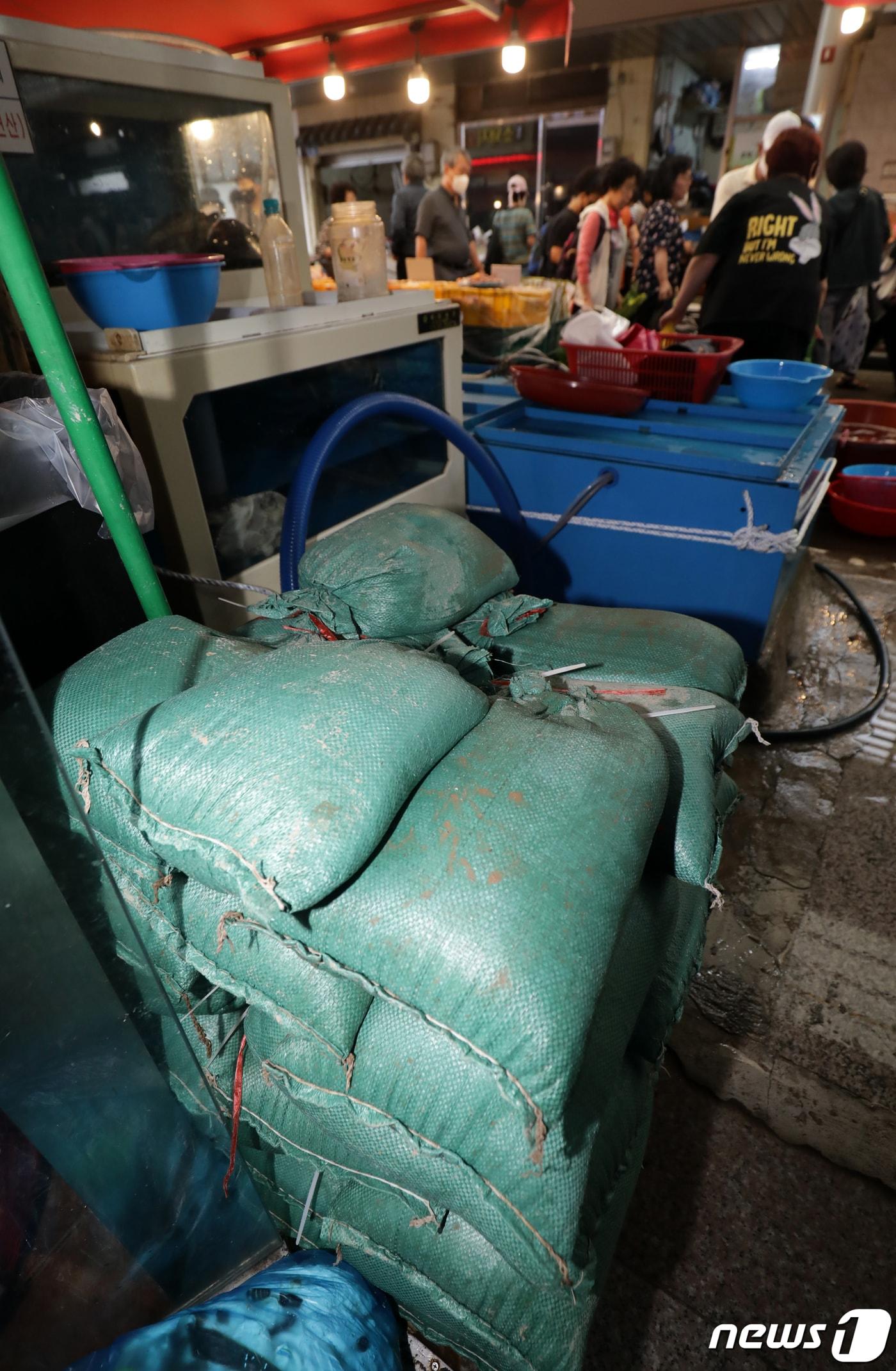 본문 이미지 - 2022년 울산 중구 태화종합시장에서 상인이 모래주머니를 준비해 침수에 대비하는 모습. ⓒ News1 윤일지 기자