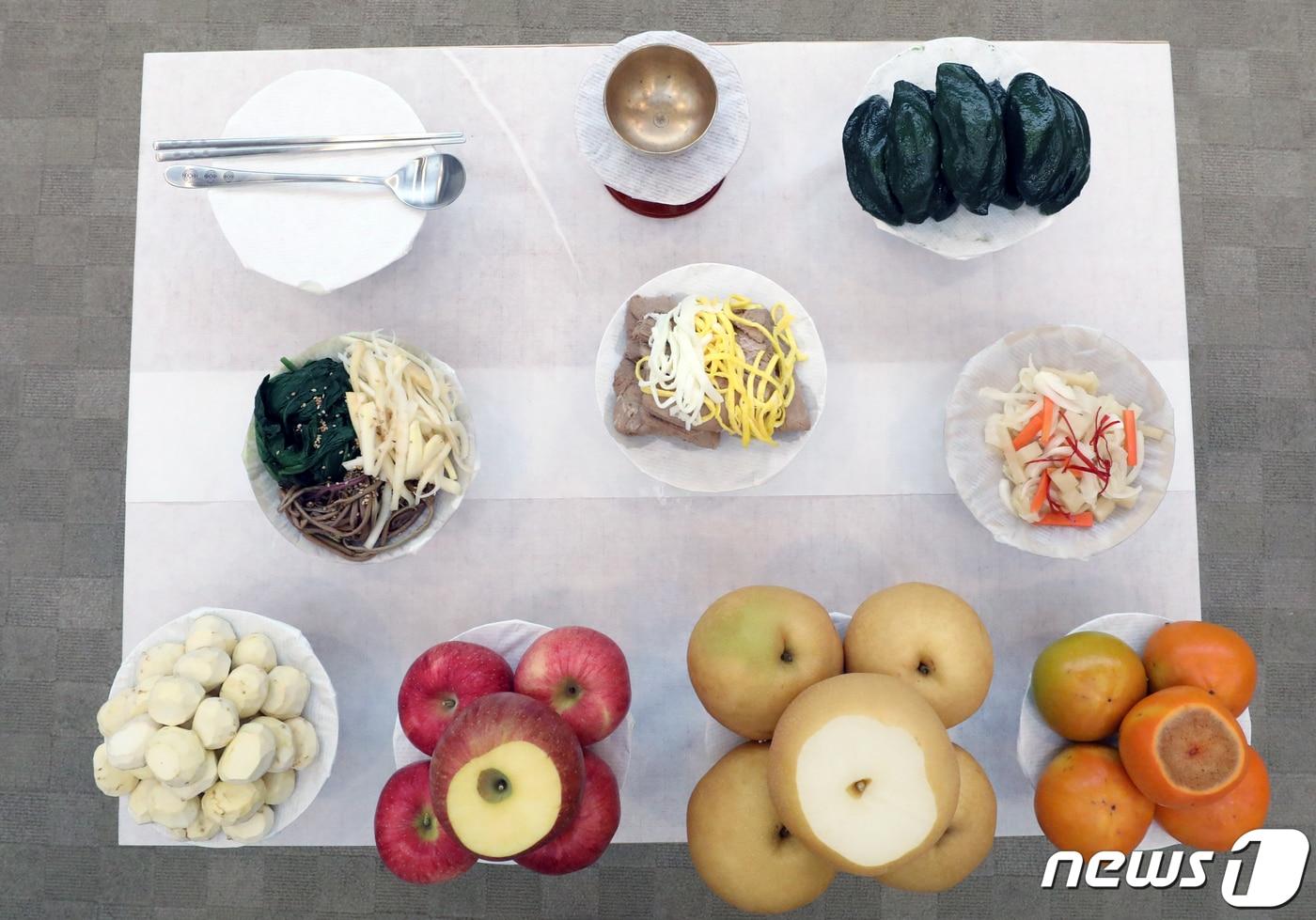 본문 이미지 - 서울 중구 프레스센터에서 성균관의례정립위원회 주관으로 '차례상 표준안' 발표 기자회견이 열렸다. 이날 성균관이 제시한 간소화 방안의 핵심은 전을 부치느라 더는 고생하지 말라는 것과 음식 가짓수는 최대 9개면 족하다는 것이다. 표준안에 따르면 간소화한 추석 차례상의 기본 음식은 송편, 나물, 구이(적·炙), 김치, 과일, 술 등 6가지다. 여기에 조금 더 올린다면 육류, 생선, 떡을 놓을 수 있도록 안내했다. 사진은 성균관이 제시한 차례상 표준안. 2022.9.5 ⓒ 뉴스1 송원영 기자