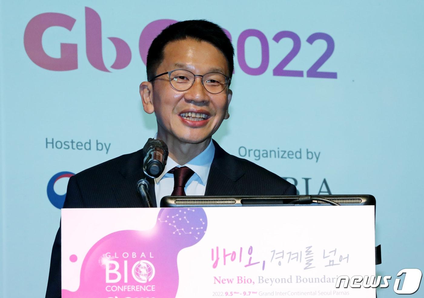 최창원 SK디스커버리 대표이사 부회장이 5일 서울 강남구 그랜드 인터컨티넨탈 파르나스에서 열린 '글로벌 바이오 콘퍼런스 2022'에서 기조연설을 하고 있다.  2022.9.5/뉴스1 ⓒ News1 장수영 기자