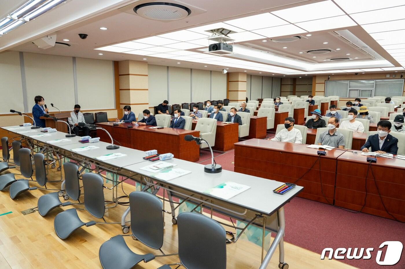 5일 전라북도의회 의원총회의실에서 ‘무진장 고원길 조성 및 운영방안 마련’을 주제로 정책토론회가 열리고 있다.(전북도의회제공)2022.9.5/뉴스1