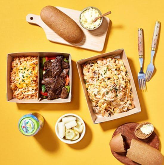 본문 이미지 - 아웃백 부쉬맨 브레드와 파스타·스테이크 제품이 함께 놓여 있다.(아웃백스테이크하우스 홈페이지 갈무리)