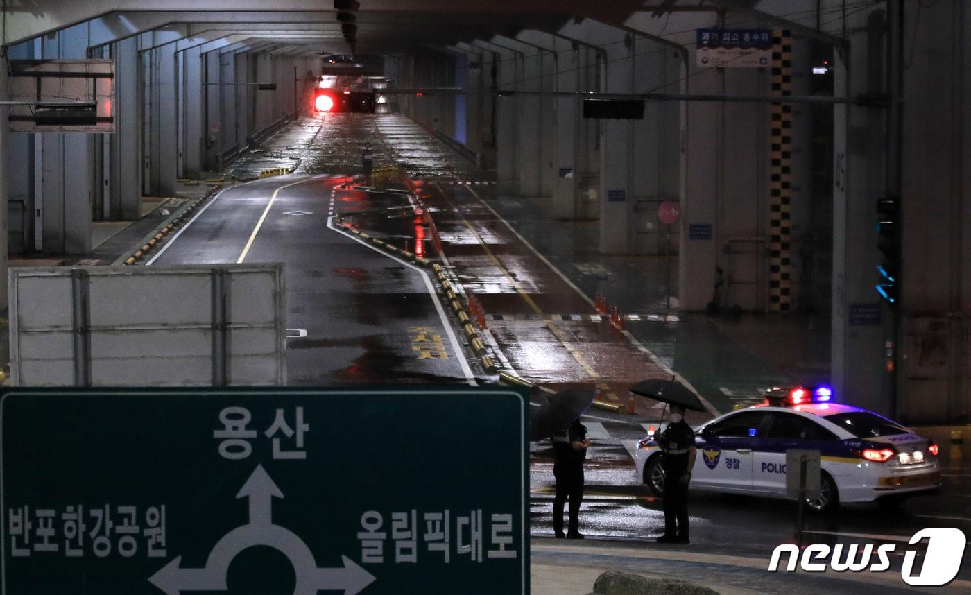 5일 오후 제11호 태풍 '힌남노'의 여파로 한강 수위가 상승하면서 서울 잠수교 양방향이 전면 통제되고 있다. 2022.9.5/뉴스1 ⓒ News1 구윤성 기자