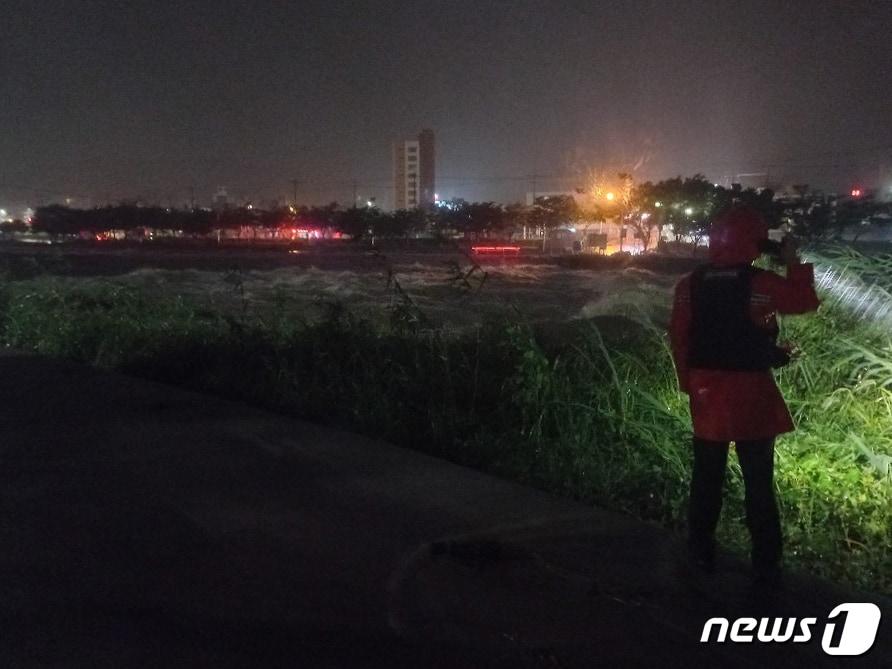 본문 이미지 - 울산이 제11호 태풍 '힌남노' 영향권에 든 6일 새벽 울주군 언양읍 남천교 아래 하천에서 20대 남성이 실종됐다는 신고가 접수돼 구조대원이 수색을 하고 있다. (울산소방본부 제공) 2022.9.6/뉴스1 
