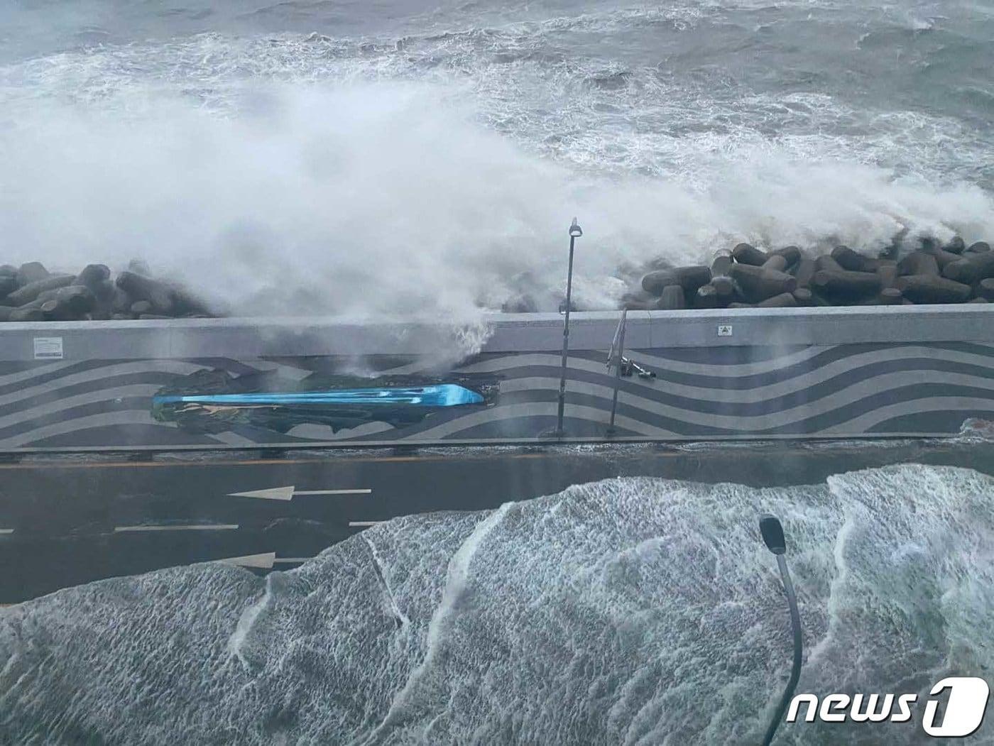 본문 이미지 - 제11호 태풍 '힌남노'가 북상 중인 6일 오전 부산 해운대구 마린시티 해안도로에 파도가 치고 있다. (자료사진) 2022.9.5/뉴스1 ⓒ News1 